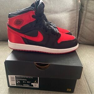 Jordan 1 Retro High Og (PS) Black/ University Red-white SATIN Size 2.5